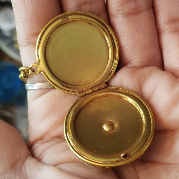 Sold LOCKET VINTAGE CAMEO LOCKET ON BRASS/ GOLD TONE BIG TO MEDUIM - Picture 7 of 7